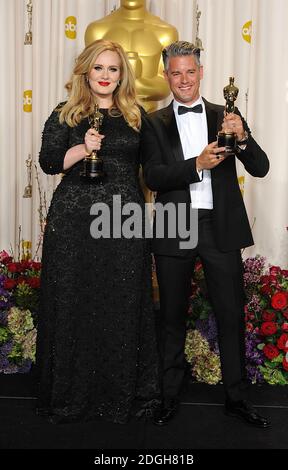 Adele und Paul Epworth mit dem Oscar für Leistung in Musik (Original Song) für Skyfall bei den 85. Academy Awards im Dolby Theater, Los Angeles. Stockfoto
