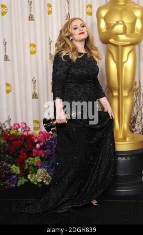 Adele mit dem Oscar für Achievement in Music (Original Song) für Skyfall bei den 85. Academy Awards im Dolby Theater, Los Angeles. Stockfoto