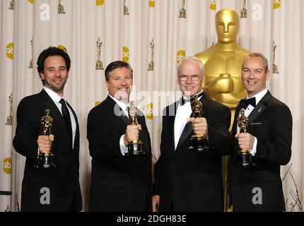 Guillaume Rocheron, Bill Westenhofer, Donald R Elliot und Erik-Jan De Boer mit dem Oscar für Visual Effects wurden für Life of Pi bei den 85. Academy Awards im Dolby Theater, Los Angeles, ausgezeichnet. Stockfoto