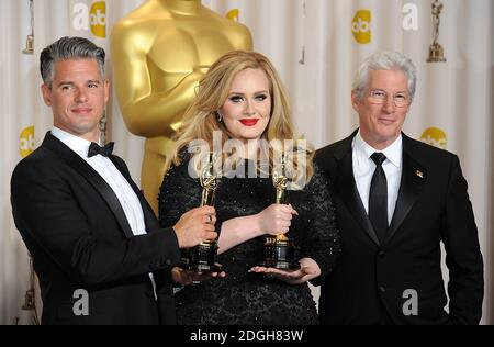 Adele und Paul Epworth mit dem Oscar für Achievement in Music (Original Song) für Skyfall zusammen mit Richard Gere (rechts) bei den 85. Academy Awards im Dolby Theater, Los Angeles. Stockfoto