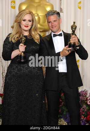 Adele und Paul Epworth mit dem Oscar für Leistung in Musik (Original Song) für Skyfall bei den 85. Academy Awards im Dolby Theater, Los Angeles. Stockfoto