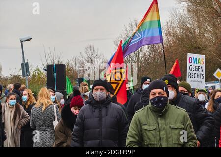 Braunschweig, 05. Dezember 2020: Demonstranten mit Gesichtsmasken protestieren gegen das Treffen der AFD-Partei Stockfoto