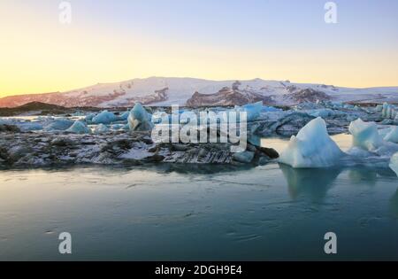 Eisberge an der Glacier Lagoon JÃ¶kulsÃ¡rlÃ³n in Island, Europa Stockfoto