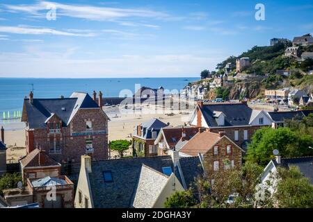 Pleneuf Val Andre Stadt und Strand Blick im Sommer, Bretagne, Frankreich Stockfoto