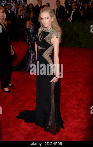 Taylor Swift bei der Costume Institute Benefit Gala im Metropolitan Museum of Art, New York, und feiert die Eröffnung von PUNK Chaos to Couture. Stockfoto