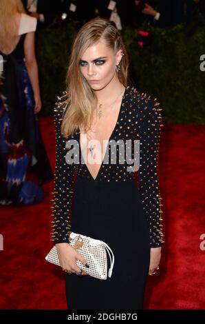 Cara Delevingne bei der Costume Institute Benefit Gala im Metropolitan Museum of Art, New York, zur Eröffnung von PUNK Chaos to Couture. Stockfoto