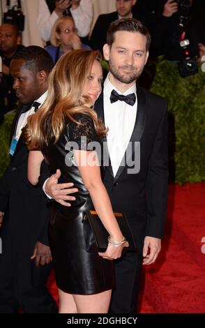 Tobey Maguire und Frau Jennifer Meyer kommen bei der Costume Institute Benefit Gala im Metropolitan Museum of Art, New York, und feiern die Eröffnung von PUNK Chaos to Couture. Stockfoto