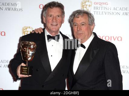 Michael Palin und Terry Jones backstage bei den Arqiva British Academy Television Awards 2013 in der Royal Festival Hall, London. Stockfoto