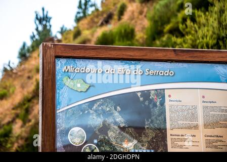 25.10.2018 Madeira Island Portugal Zeichen der Panoramaberge Aussichtspunkt Eira do Serrado über dem Nonnen-Tal. Stockfoto