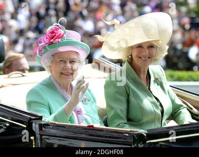 Queen Elizabeth II. Mit Camilla, Herzogin von Cornwall bei Royal Ascot 2013, Ascot Racecourse, Berkshire. Stockfoto