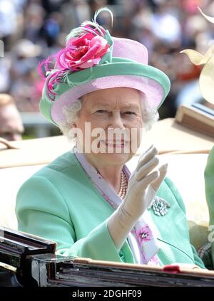 Queen Elizabeth II auf der Royal Ascot 2013, Ascot Racecourse, Berkshire. Stockfoto