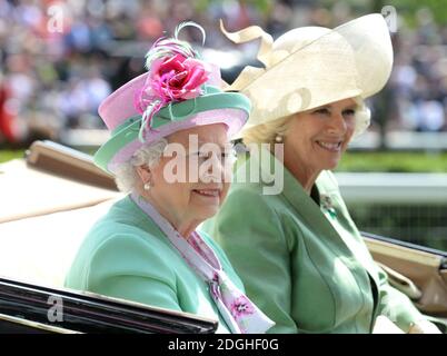 Queen Elizabeth II. Mit Camilla, Herzogin von Cornwall bei Royal Ascot 2013, Ascot Racecourse, Berkshire. Stockfoto