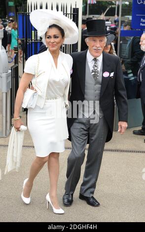 Bruce Forsyth und seine Frau Wilnelia Merced nehmen am Ladies Day im Royal Ascot 2013, Ascot Racecourse, Berkshire, Teil. Stockfoto