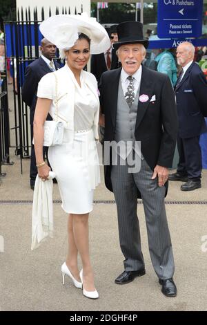 Bruce Forsyth und seine Frau Wilnelia Merced nehmen am Ladies Day im Royal Ascot 2013, Ascot Racecourse, Berkshire, Teil. Stockfoto