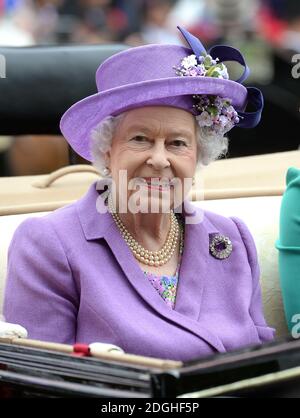 Ihre Majestät Königin Elizabeth II Teilnahme an Ladies Day im Royal Ascot 2013, Ascot Racecourse, Berkshire. Stockfoto