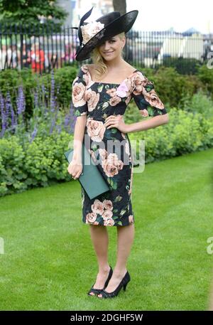 Pixie Lott nimmt am Ladies Day an der Royal Ascot 2013, Ascot Racecourse, Berkshire, Teil. Stockfoto