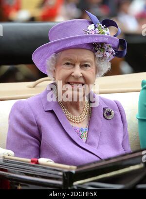 Ihre Majestät Königin Elizabeth II Teilnahme an Ladies Day im Royal Ascot 2013, Ascot Racecourse, Berkshire. Stockfoto