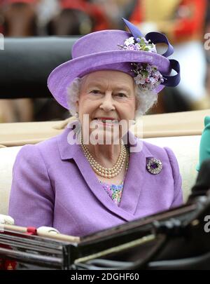 Ihre Majestät Königin Elizabeth II Teilnahme an Ladies Day im Royal Ascot 2013, Ascot Racecourse, Berkshire. Stockfoto