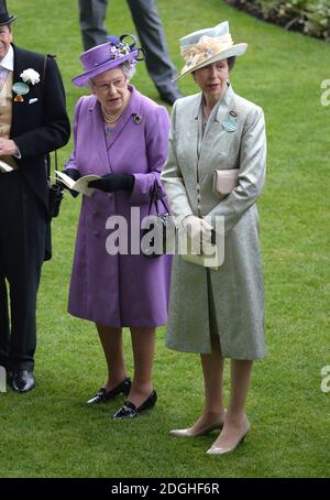 Queen Elizabeth II und die Prinzessin Royal bei Ladies Day im Royal Ascot 2013, Ascot Racecourse, Berkshire. Stockfoto