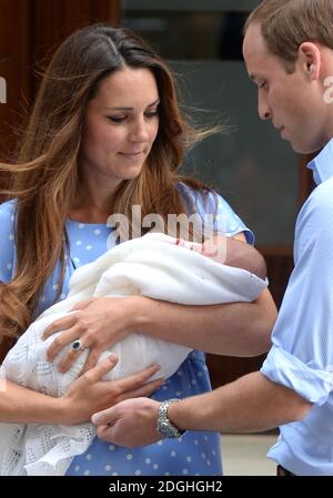 Prinz William und Kate Middleton, der Herzog und Herzogin von Cambridge im Lindo-Flügel des St. Mary's Hospital mit ihrem neugeborenen Jungen, Paddington, London. Stockfoto