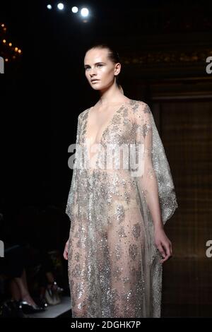 Models auf dem Laufsteg während der Julien MacDonald Catwalk Show, Teil der London Fashion Week, Frühjahr Sommer 2014, Goldsmiths Hall. Stockfoto