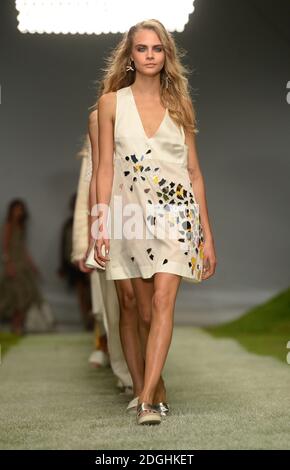 Model Cara Delevingne zeigt eine Kreation von Topshop Unique auf der Spring Summer 2014 Catwalk Show im Topshop Showspace während der London Fashion Week 2013. Stockfoto