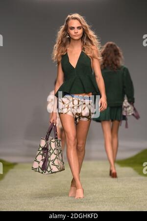 Model Cara Delevingne zeigt eine Kreation von Topshop Unique auf der Spring Summer 2014 Catwalk Show im Topshop Showspace während der London Fashion Week 2013. Stockfoto