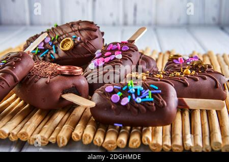Pops Kuchen in Form von Schokolade Eis mit Dekoration. Stockfoto