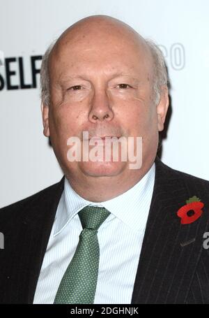 Julian Fellowes bei der Ankunft bei den Harper's Bazaar Women of the Year Awards im Claridge's Hotel, London. Stockfoto