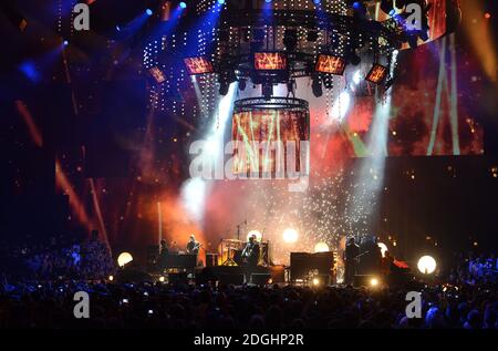 Kings of Leon treten während der MTV Europe Music Awards 2013 im Ziggo Dome Amsterdam, Niederlande, auf. Stockfoto