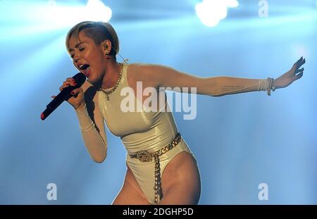 Miley Cyrus spielt auf der Bühne während der MTV Europe Music Awards 2013 im Ziggo Dome Amsterdam, Niederlande. Stockfoto