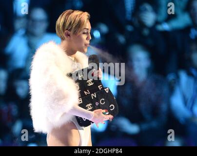 Miley Cyrus raucht auf der Bühne während der MTV Europe Music Awards 2013 im Ziggo Dome Amsterdam, Niederlande. Stockfoto