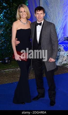 James Blunt und Freundin Sofia Wellesley kommen zur Centrepoint Winter Whites Gala im Kensington Palace, London. Stockfoto