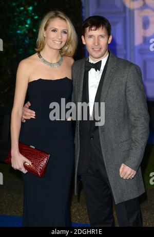 James Blunt und Freundin Sofia Wellesley kommen zur Centrepoint Winter Whites Gala im Kensington Palace, London. Stockfoto
