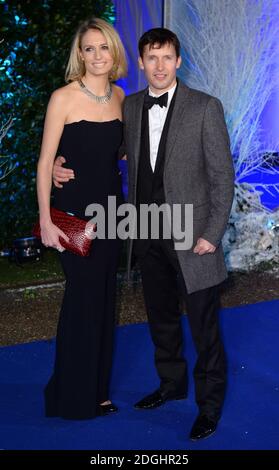 James Blunt und Freundin Sofia Wellesley kommen zur Centrepoint Winter Whites Gala im Kensington Palace, London. Stockfoto