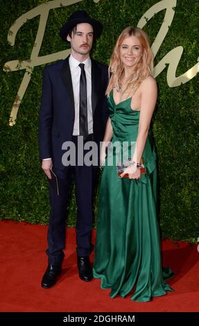 Sienna Miller und Tom Sturridge bei der Ankunft bei den British Fashion Awards 2013 im Coliseum Theatre, London. Stockfoto