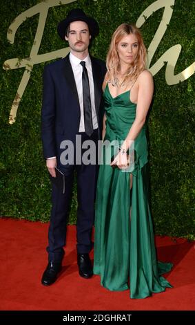 Sienna Miller und Tom Sturridge bei der Ankunft bei den British Fashion Awards 2013 im Coliseum Theatre, London. Stockfoto