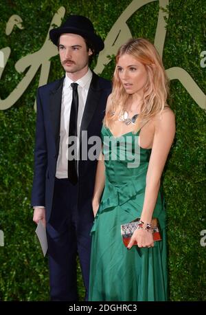 Sienna Miller und Tom Sturridge bei der Ankunft bei den British Fashion Awards 2013 im Coliseum Theatre, London. Stockfoto