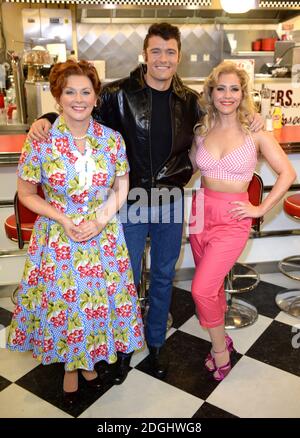 Cheryl Baker, Ben Freeman und Heidi range bei der Fotoserie für Happy Days The Musical im Ed's Easy Diner in London. Stockfoto