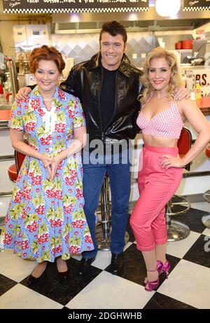 Cheryl Baker, Ben Freeman und Heidi range bei der Fotoserie für Happy Days The Musical im Ed's Easy Diner, London. Stockfoto