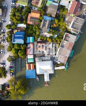 Amphawa Floating Market, Bangkok, Thailand. Panorama-Luftaufnahme von oben Stockfoto
