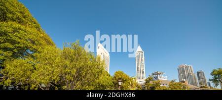 Schöne Stadt und Park an einem sonnigen Tag Stockfoto