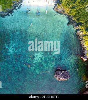 Unglaubliche atemberaubende Luftaufnahme von Nui Beach in Koh Phi Phi Don, Phi Phi Inseln, Thailand Stockfoto