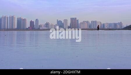 Eine Luftaufnahme des gesamten Songhua-Flusses Freezing, Harbin Stadt, Nordost-China¯Heilongjiang Provinz, 24. November 2020. Der Songhua Fluss erstarrte Stockfoto