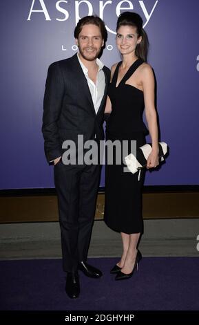 Felicitas Rombold und Daniel Bruhl kommen als Asprey Gastgeber der EE BAFTA Nominees Party in London an Stockfoto