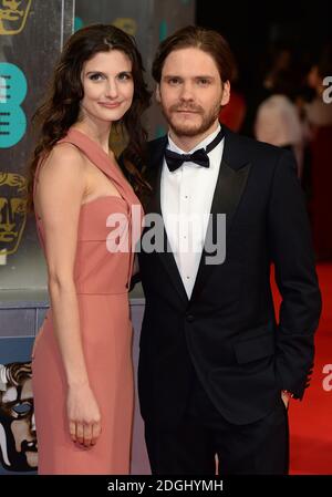 Felicitas Rombold und Daniel Bruhl bei den EE British Academy Film Awards 2014 im Royal Opera House, Bow Street, London. Stockfoto