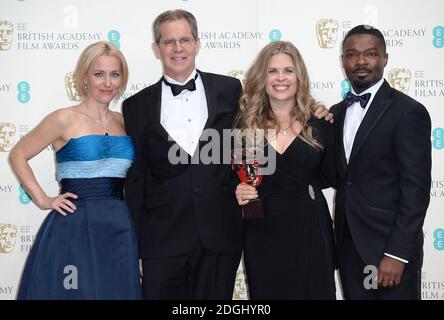 Chris Buck (2. Links) und Jennifer Lee mit dem Best Animated Film Award for 'Frozen' mit den Moderatoren Gillian Anderson (links) und David Oyelowo (rechts) bei den EE British Academy Film Awards 2014 im Royal Opera House, Bow Street, London. Stockfoto