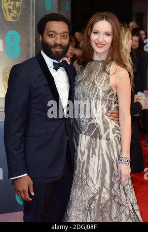 Chiwetel Ejiofor und Saru Mercer bei der Ankunft bei den EE British Academy Film Awards 2014 im Royal Opera House, Bow Street, London. Stockfoto