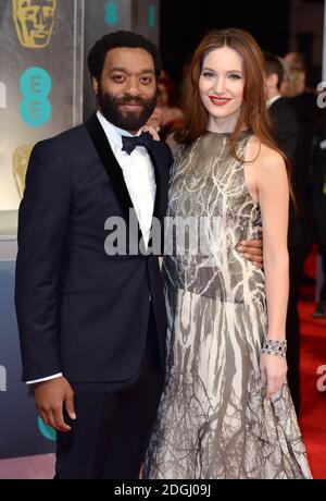 Chiwetel Ejiofor und Saru Mercer bei der Ankunft bei den EE British Academy Film Awards 2014 im Royal Opera House, Bow Street, London. Stockfoto