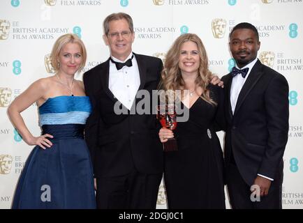 Chris Buck (2. Links) und Jennifer Lee mit dem Best Animated Film Award for 'Frozen' mit den Moderatoren Gillian Anderson (links) und David Oyelowo (rechts) bei den EE British Academy Film Awards 2014 im Royal Opera House, Bow Street, London. Stockfoto